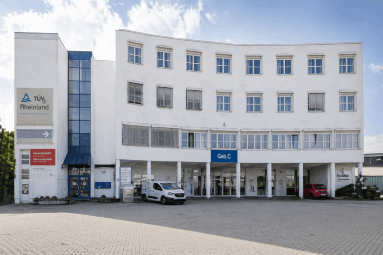Kaiserslautern führt QR-Code-Pflicht für Führerscheinstelle ein: Bürger ohne Smartphone entlasten somit Mitarbeiter am Schalter