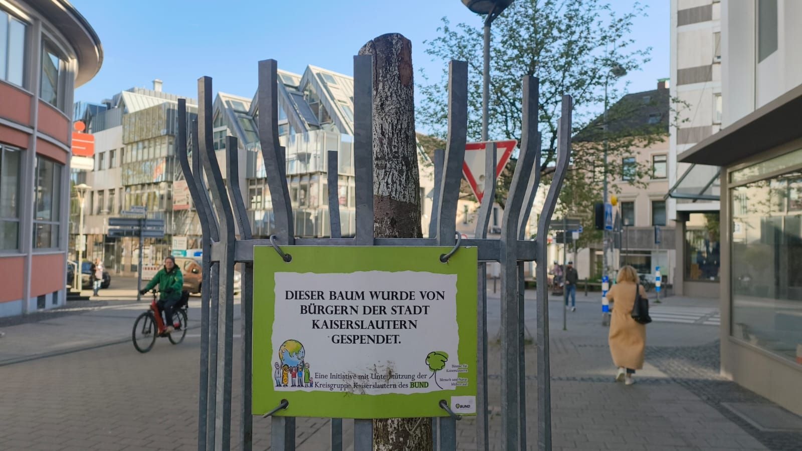 Nach BUND Initiative: Stadt dreht Spieß um - 75 Baum-Geschenke zum Jubiläum und die Arbeit macht der Bürger