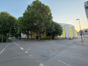 Rundbau-Eklat: Bewohner stinksauer - Seine Curved-TV-Erfindung für tot erklärt