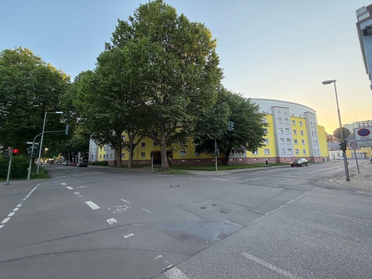 Rundbau-Eklat: Bewohner stinksauer - Seine Curved-TV-Erfindung für tot erklärt