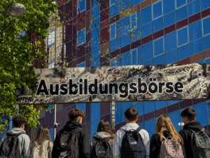 Ausbildungsbörse auf dem Betze: Agentur für Arbeit rekrutiert mehr Talente als der FCK in einer ganzen Saison