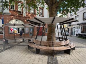 Krähen-Windel über Union-Kino-Bank: Übernacht überdacht - Vogelkot-Problem durch Schutzinstallation gelöst